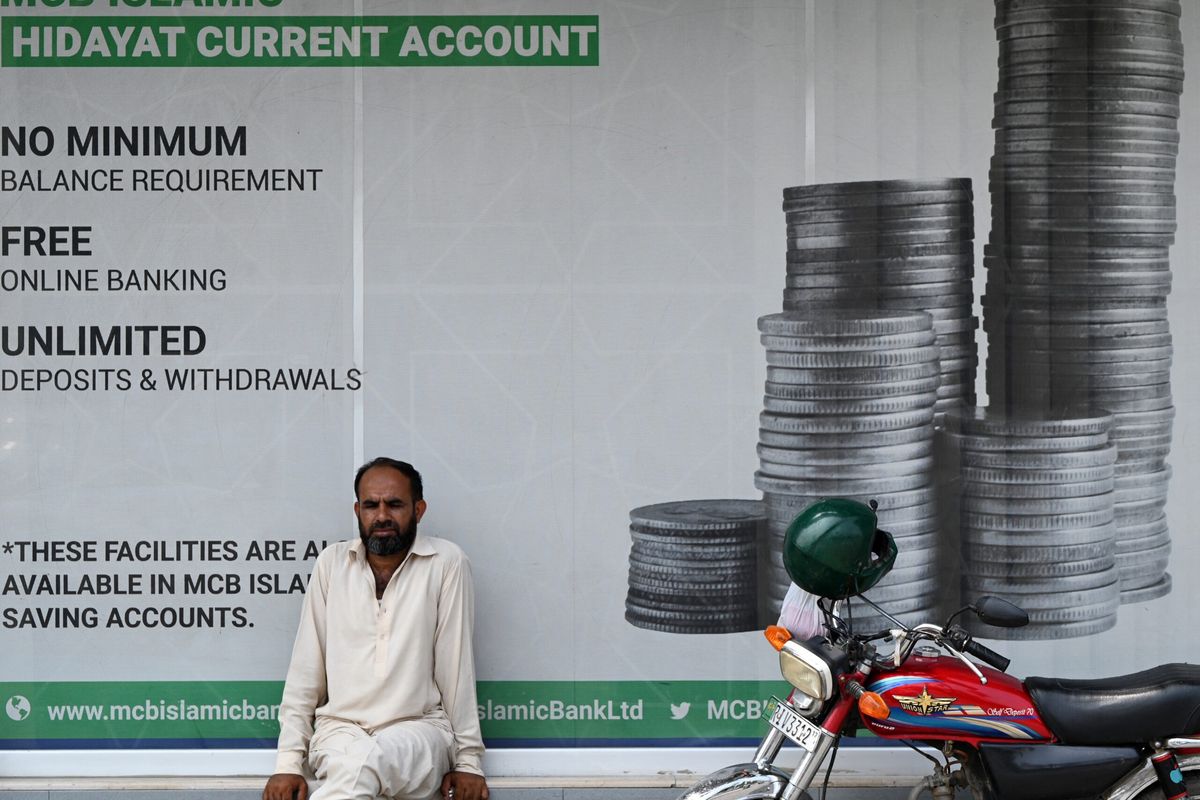 Pakistan keeps high rate to cool inflation