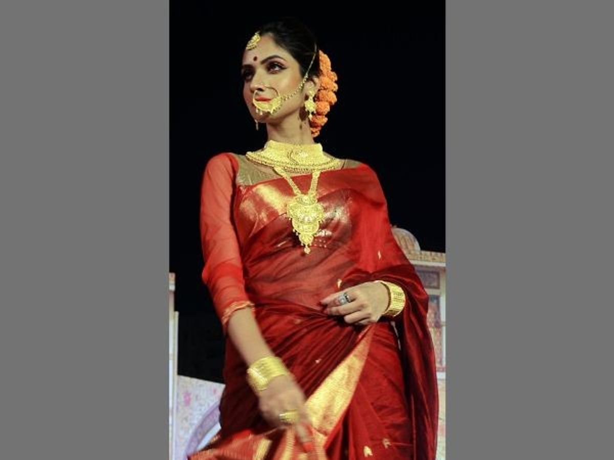 A model showcase Tanishq jewellery collection