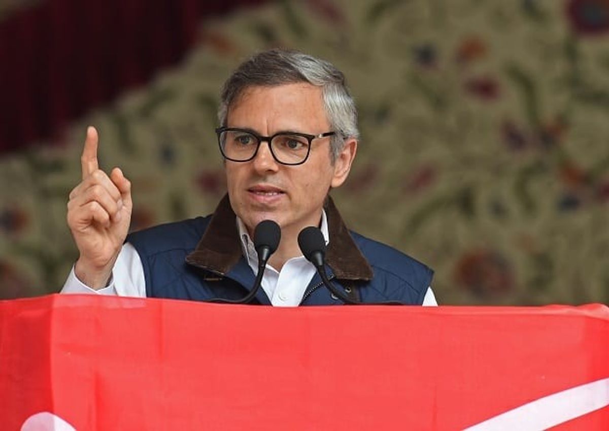 "Troubled" to see Omar Abdullahs picture: Stalin  
