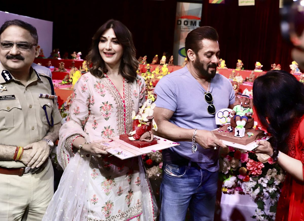 Actors Salman Khan with Sonali Bendre