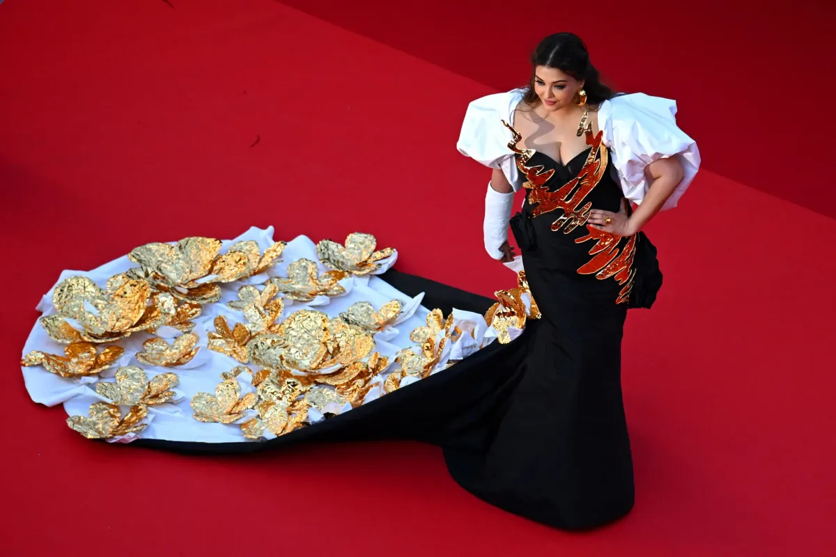 Cannes 2024: Injured Aishwarya dazzles in black gown