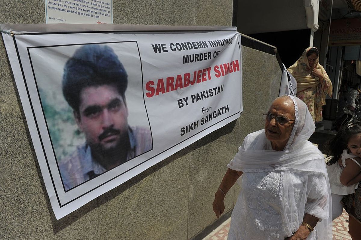 An Indian Sikh woman looks at a banner displayed against the killing of Indian prisoner Sarabjit Singh in Hyderabad in May 2013