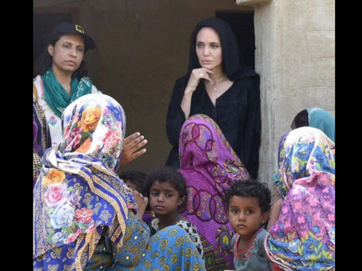 Angelina Jolie visits flood-hit Pakistan