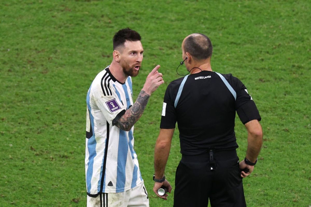 Argentina footballer Lionel messi argues with Spanish referee Antonio Mateu