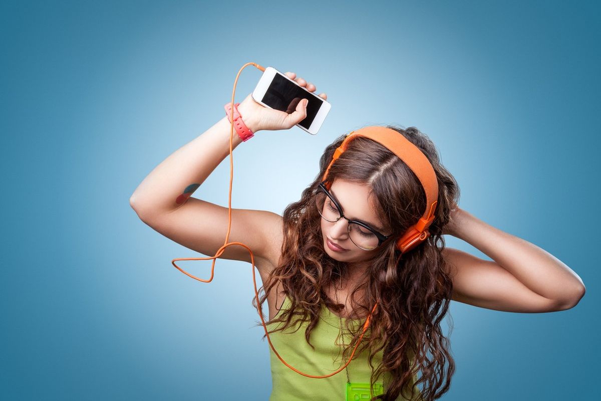 Over 1b youngsters at hearing loss risk due to headphones, loud music: study