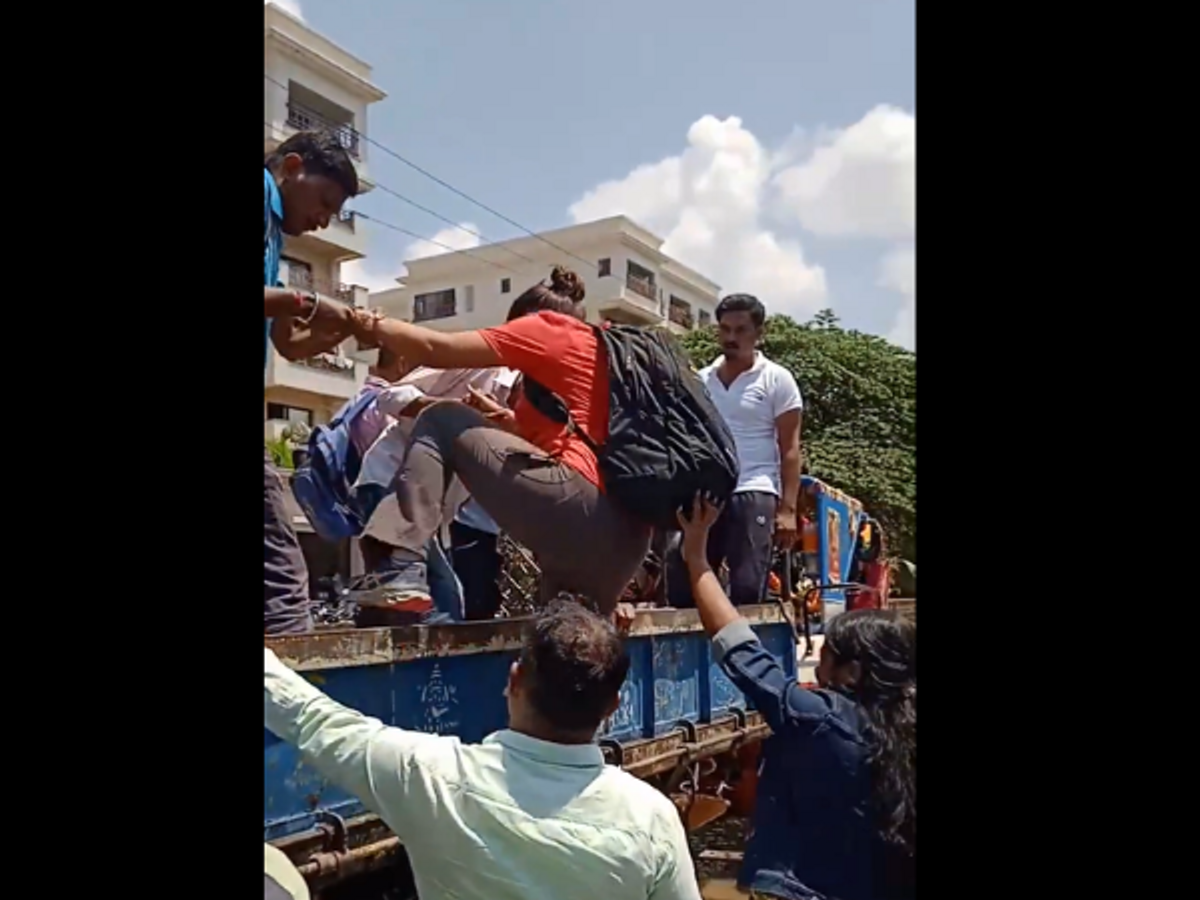 Bengaluru IT workers travel in tractor to workplace