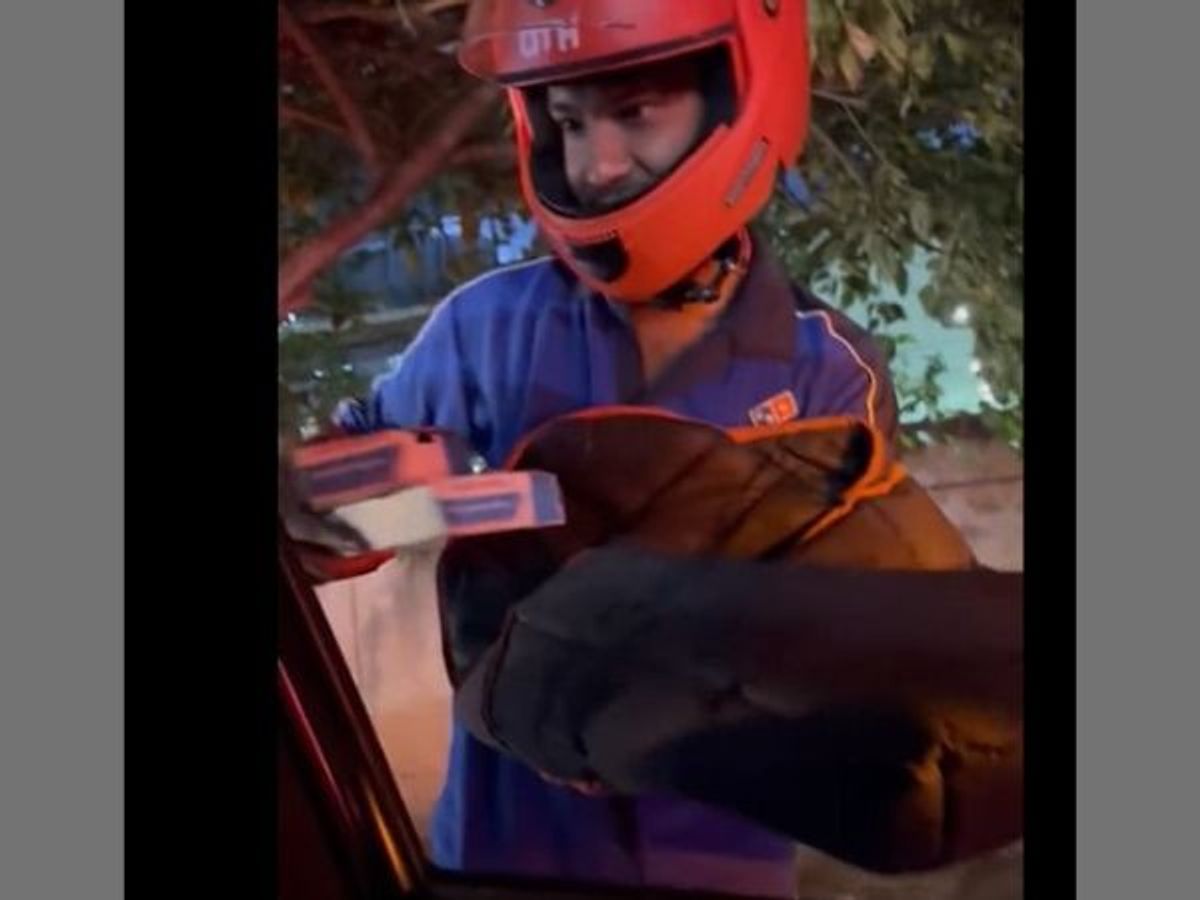 Bengaluru pizza delivery executive reaches on time to deliver food to customer remained stuck in traffic jam