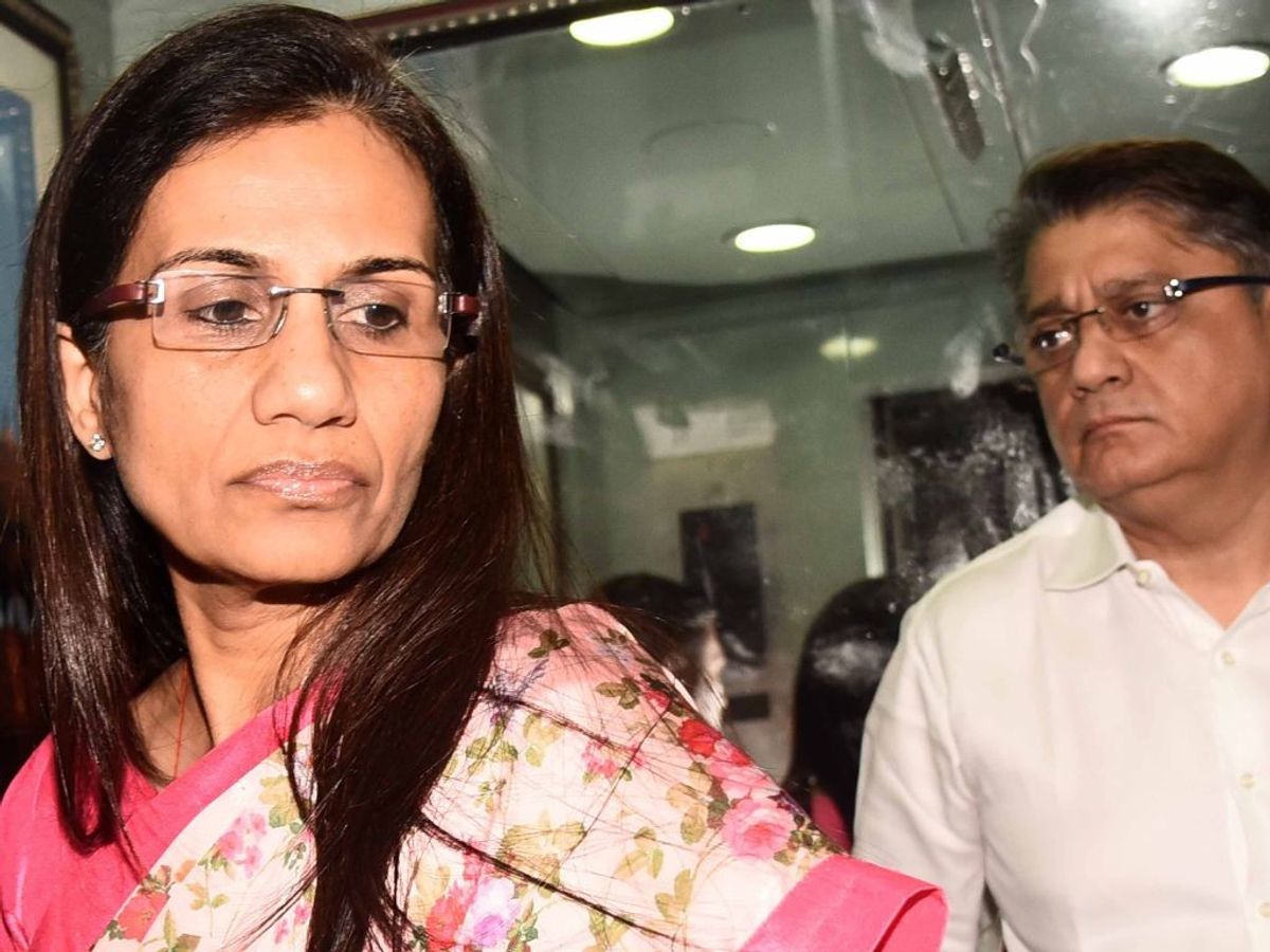 Chanda Kochhar (L) and Deepak Kochhar