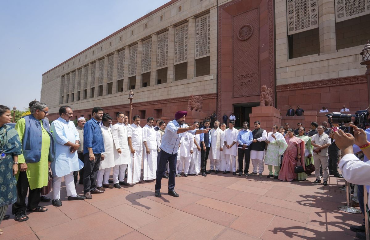 congress mps protest against us tariff and modi government