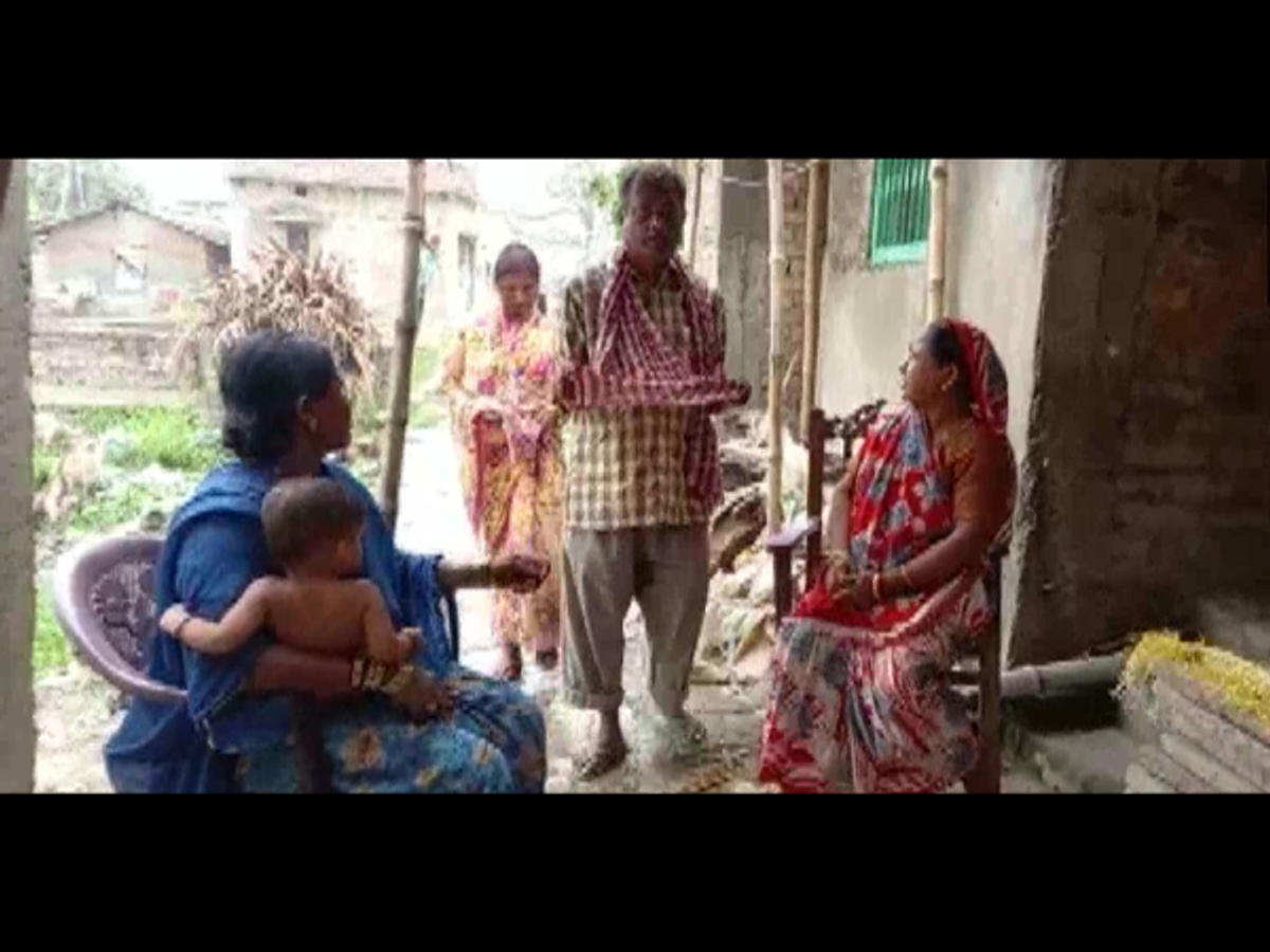 Couple beg to pay 'bribe' to release dead son's body in Samastipur in the northern Indian state of Bihar
