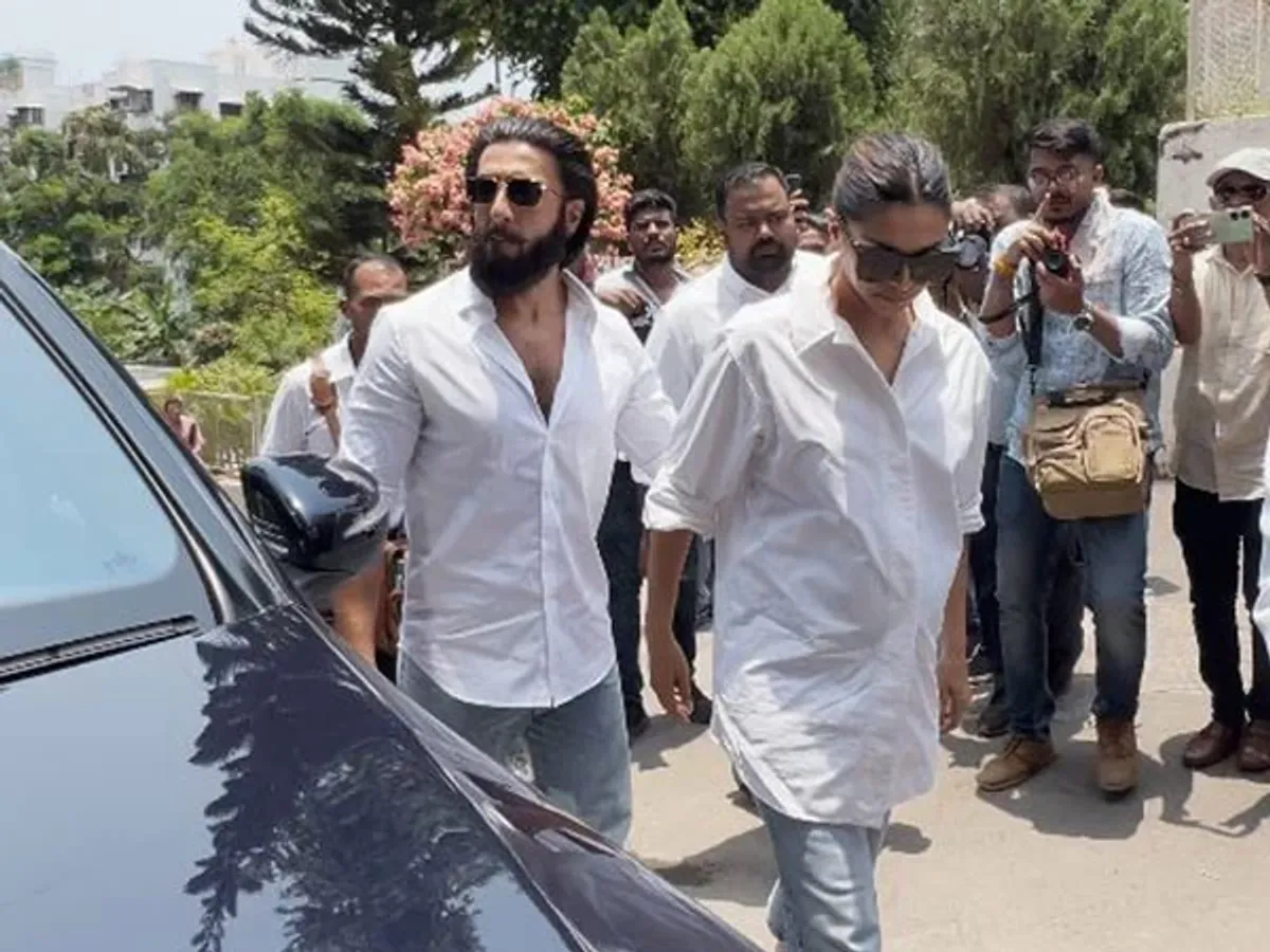 Ranveer, Deepika, Akshay and other celebs vote in Mumbai