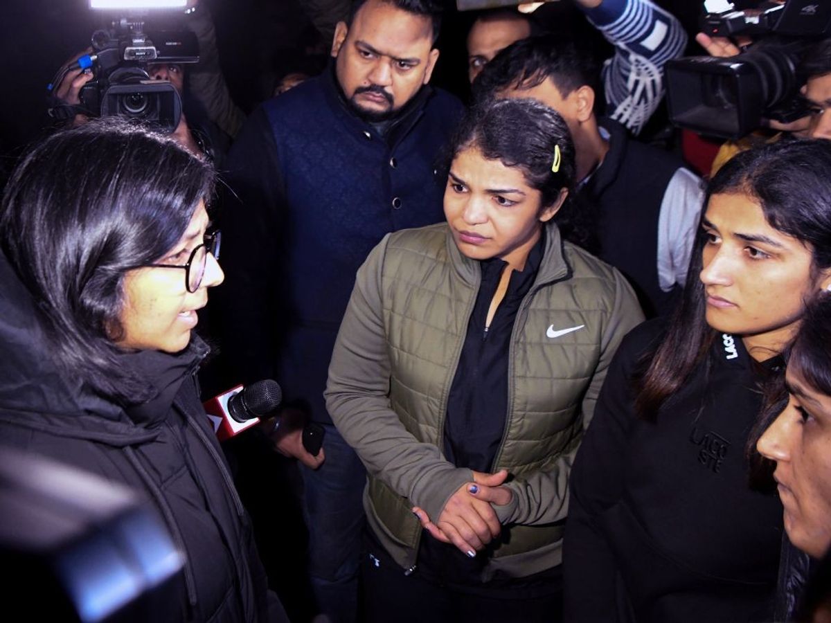 Delhi Commission for Women chairperson Swati Maliwal (L) meets Indian wrestlers Vinesh Phogat, Sakshi Malik, Anshu Malik, at a protest site in Jantar Mantar, New Delhi,