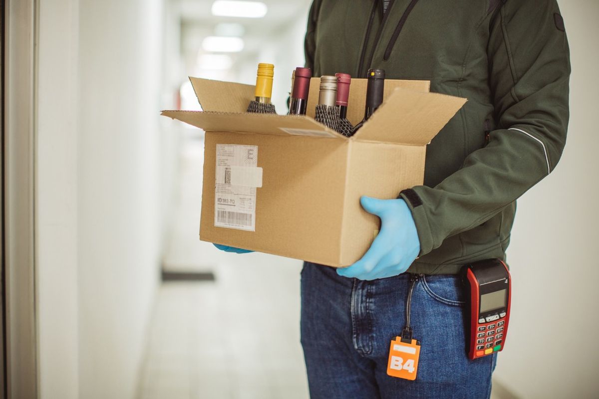 Zomato, Swiggy start home-delivery of liquor in India