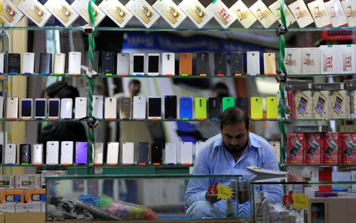 Pakistan targets $1b from telecom spectrum auction this week
