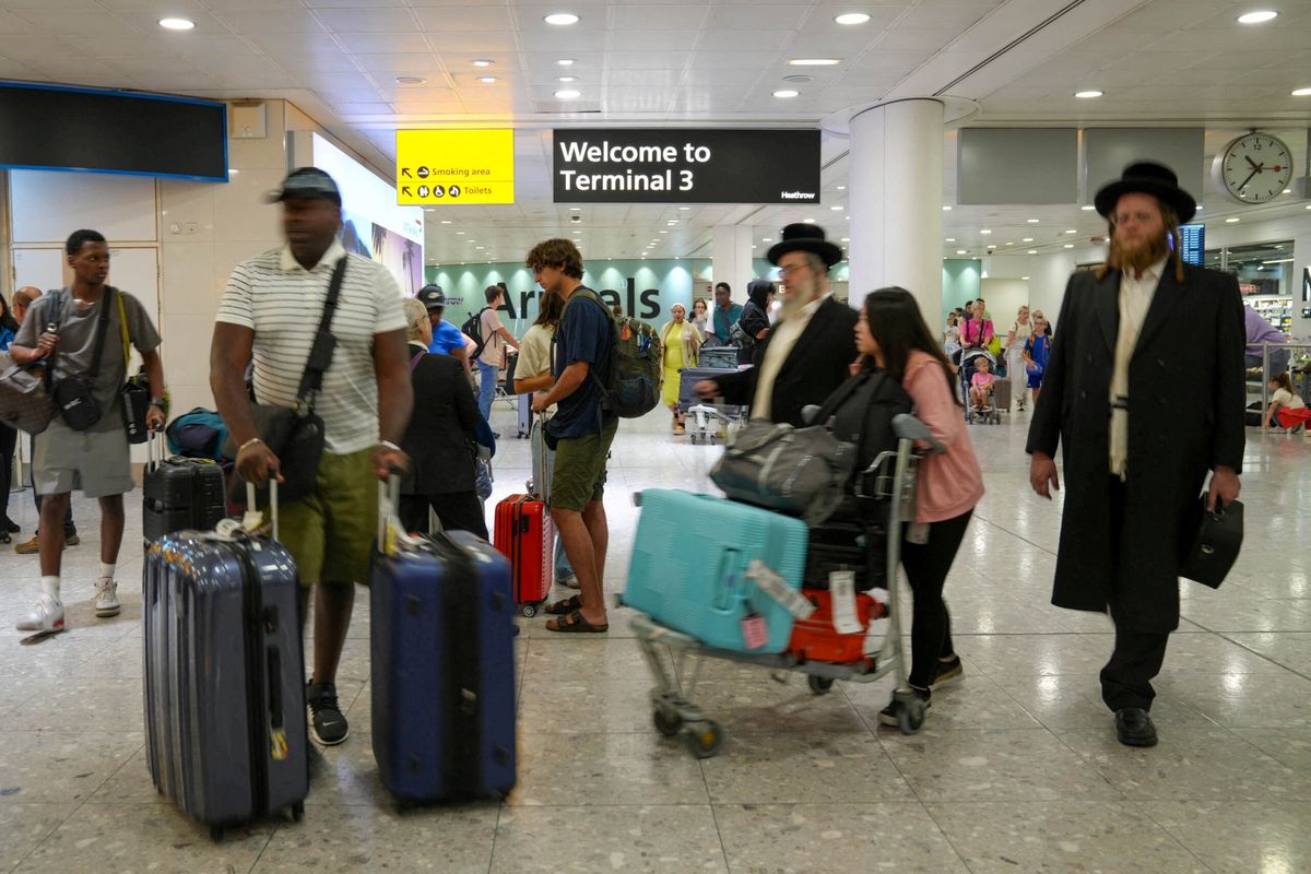 Estimates show net migration to UK slowing