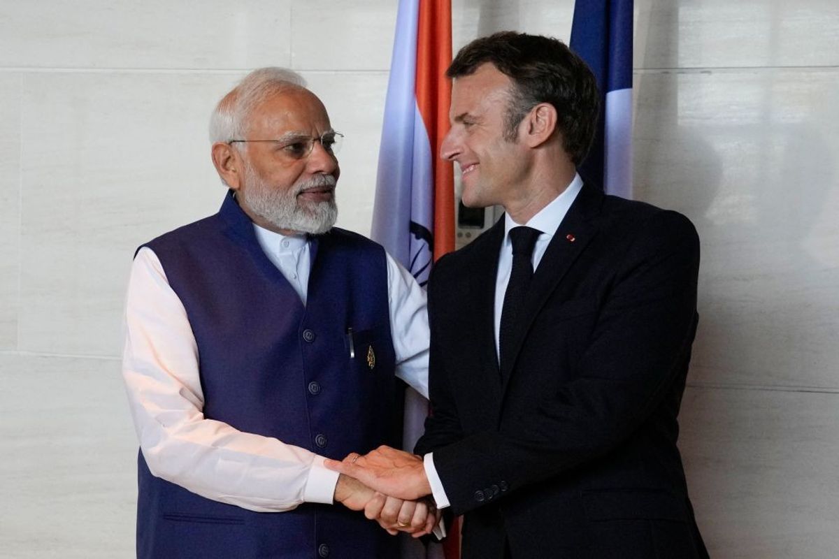 French president Emmanuel Macron (R) and India prime minister Narendra Modi