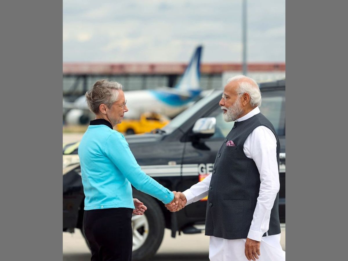 French prime minister Elisabeth Borne welcomes his Indian counterpart Narendra Modi at Paris airport