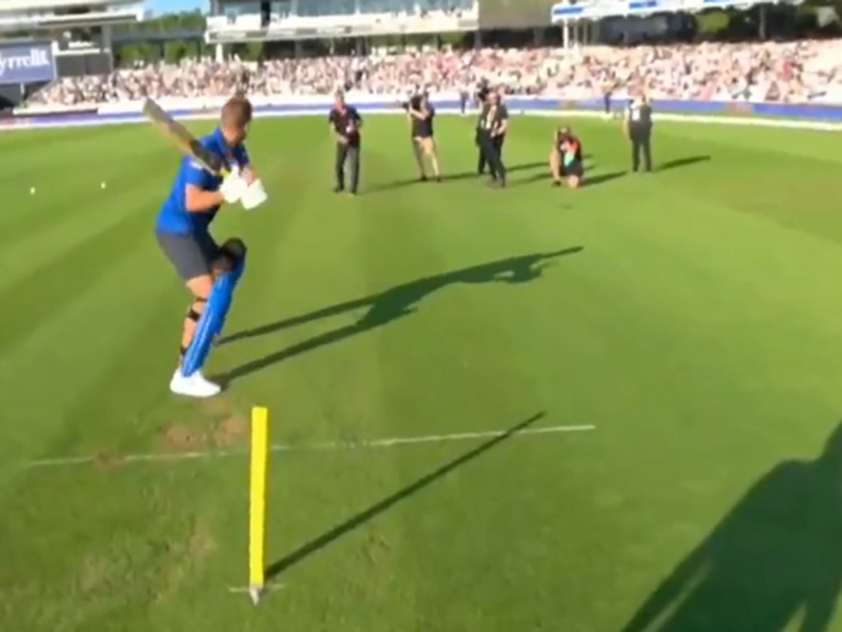 Harry Kane plays cricket