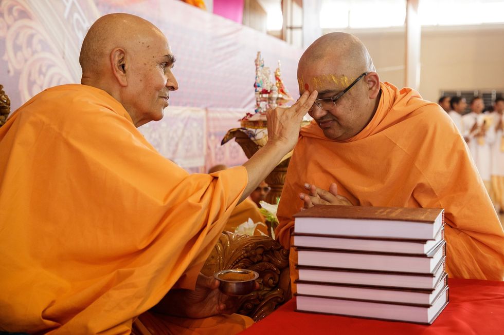 HH Pramukh Swami Maharaj blesses Dr. Bhadreshdas Swami