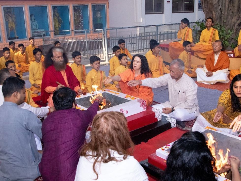 HH Pujya Swami Chidanand Saraswatiji and Pujya Sadhvi Bhagwati Saraswatiji perform puja during a sacred fire ceremony on the eve of the International Yoga Festival at Parmarth Niketan in Rishikesh, Uttarakhand, India. (Picture: Parmarth Niketan)