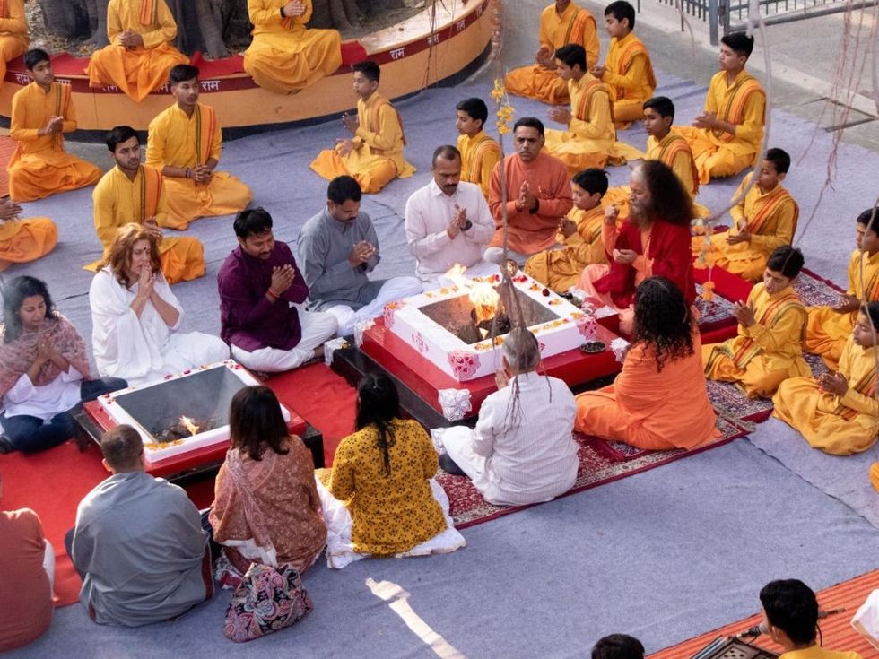 HH Pujya Swami Chidanand Saraswatiji and Pujya Sadhvi Bhagwati Saraswatiji perform puja during a sacred fire ceremony on the eve of the International Yoga Festival at Parmarth Niketan in Rishikesh, Uttarakhand, India. (Picture: Parmarth Niketan)