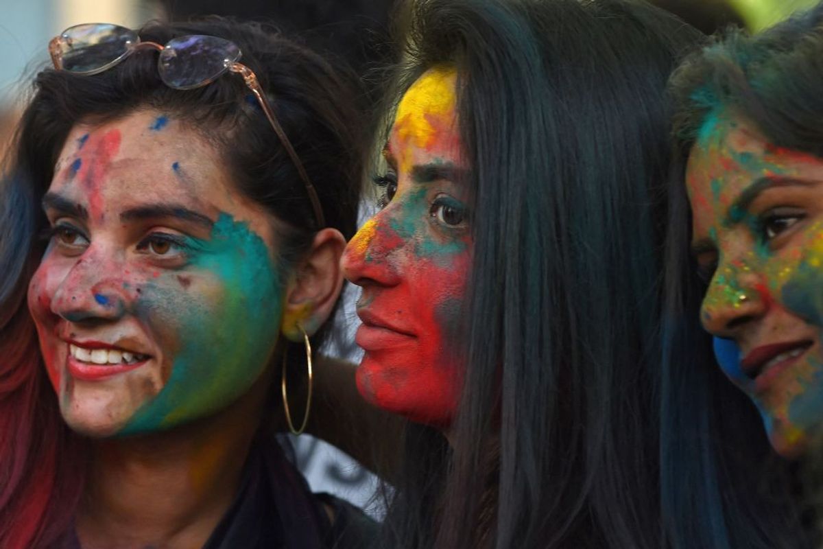 Hindu girls play Holi in Pakistan