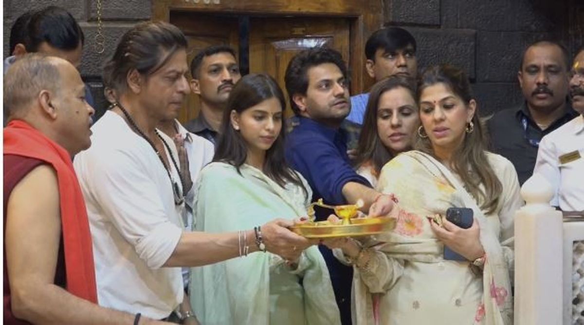 Shah Rukh performs pooja at Sai Baba temple in Shirdi