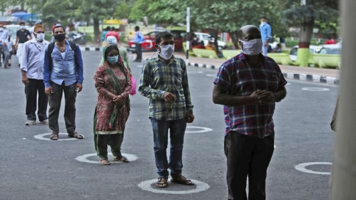Record single-day spike of 40,425 COVID-19 cases; India's tally crosses 11 lakh