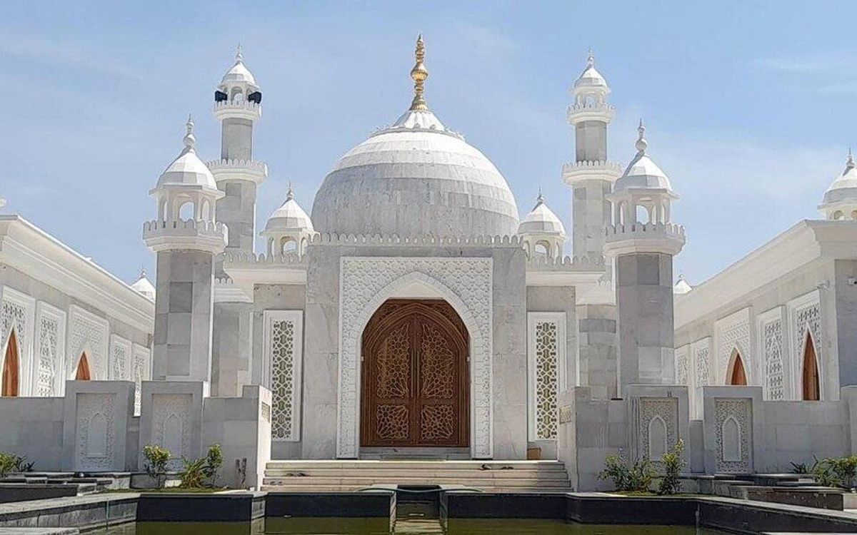 Son constructs £500,000 Taj Mahal replica as tribute to his mother