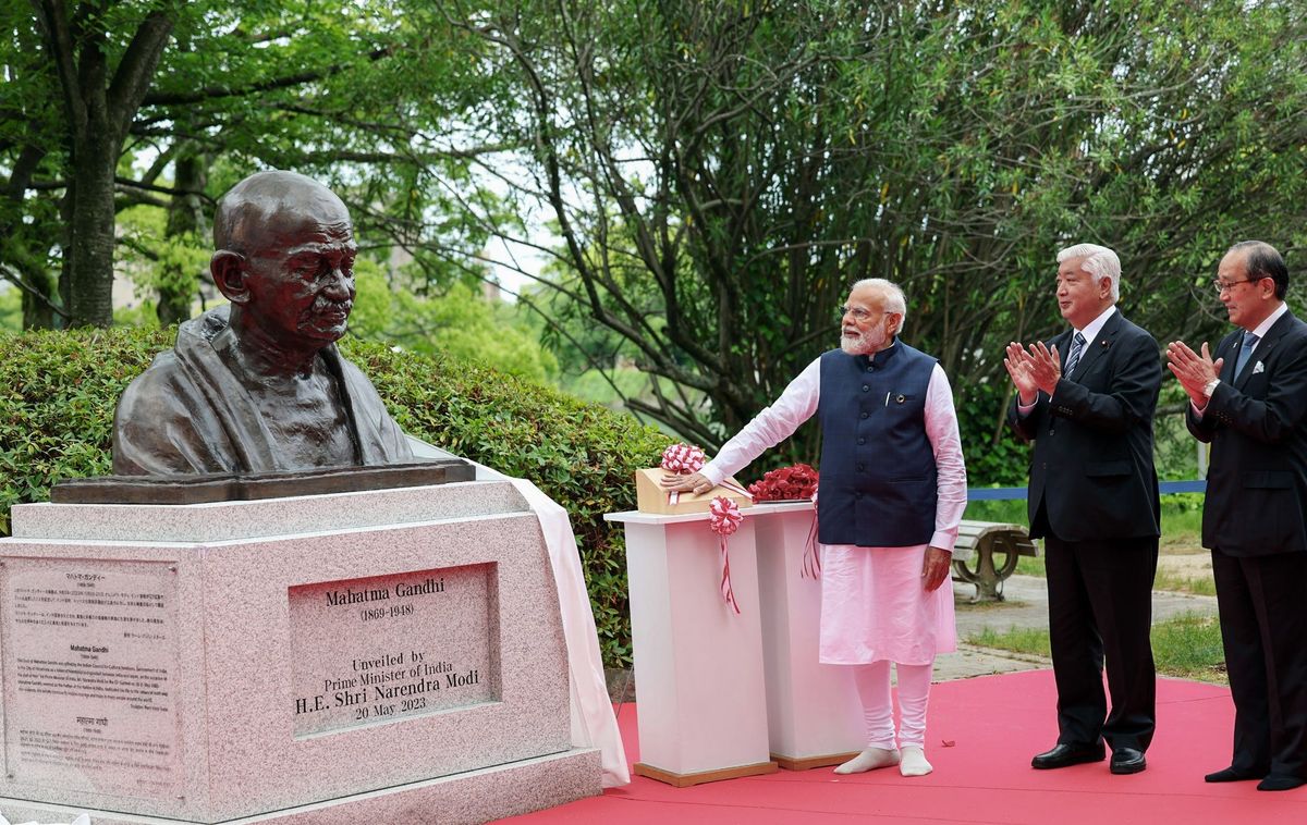 Modi unveils Mahatma Gandhi’s bust in Hiroshima