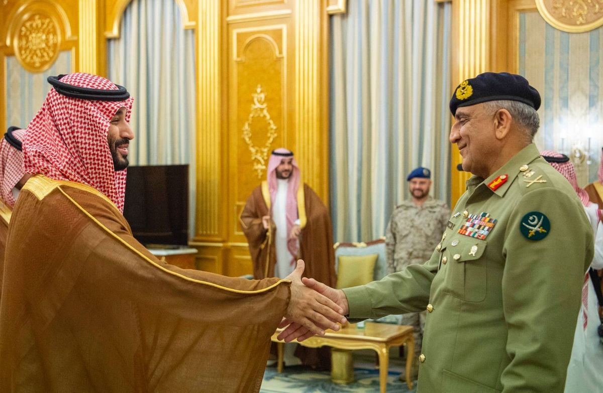 Pakistan army chief Bajwa conferred Saudi king medal
