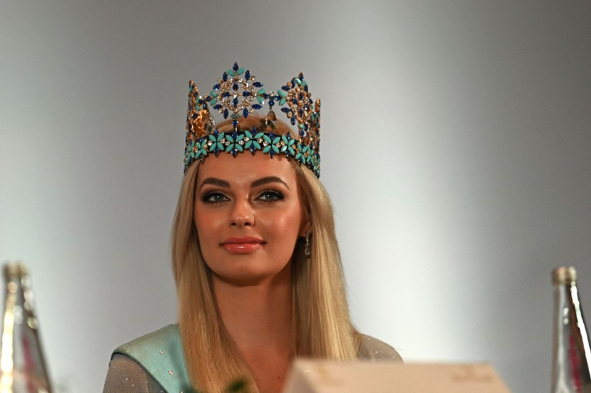 Miss World Karolina Bielawska from Poland arrives in Kashmir on day-long tour