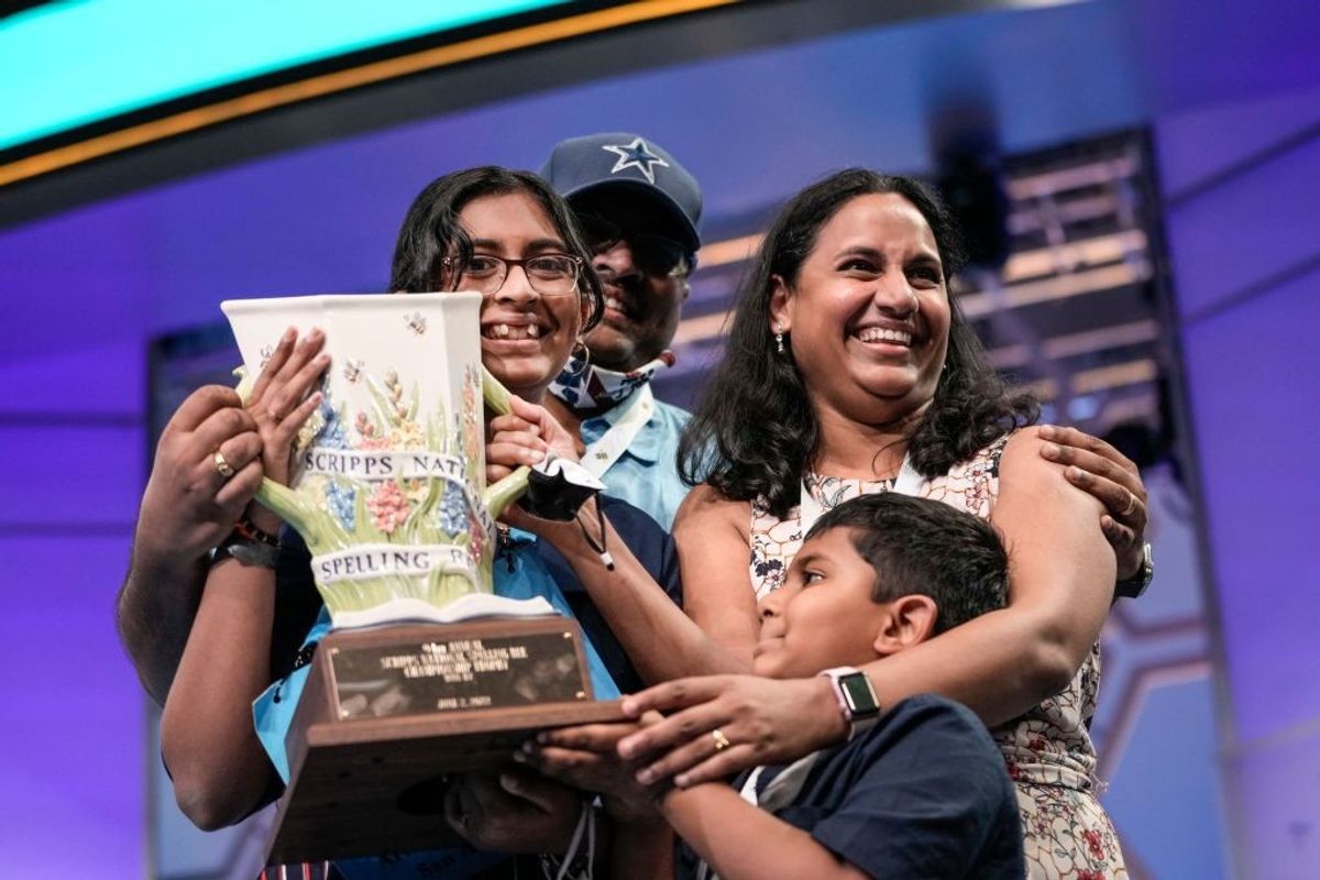 Which words were Harini Logan, the Indian-origin teen who won Spelling Bee 2022, asked to spell?