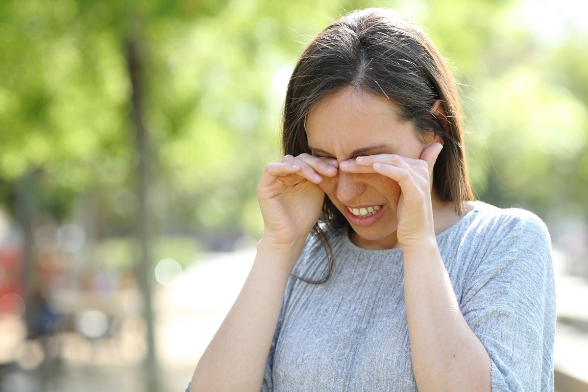 Woman partially blinded with eye infection from dirty makeup bag