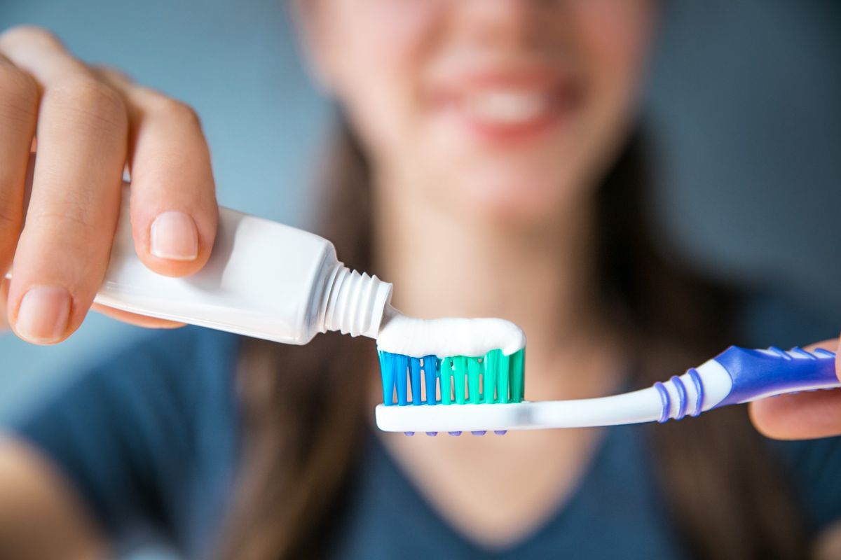Should you brush your teeth before or after breakfast?