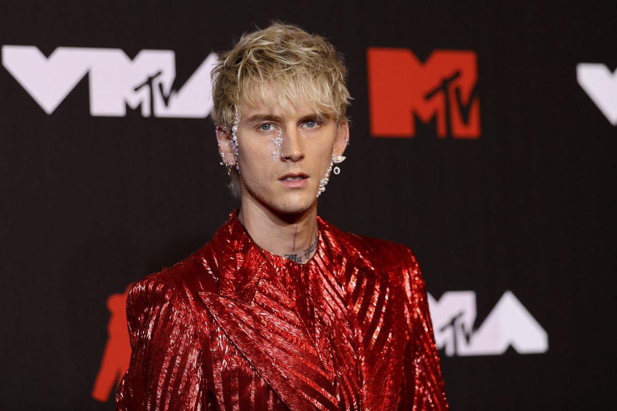 What is leech therapy that rapper Machine Gun Kelly supports?