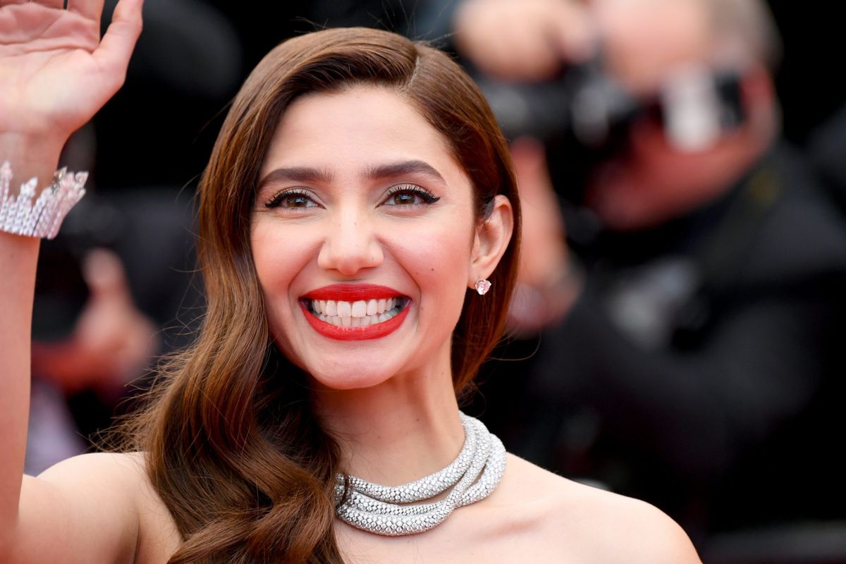 Pakistani senator calls Mahira Khan ‘shameless’ for praising Shah Rukh Khan