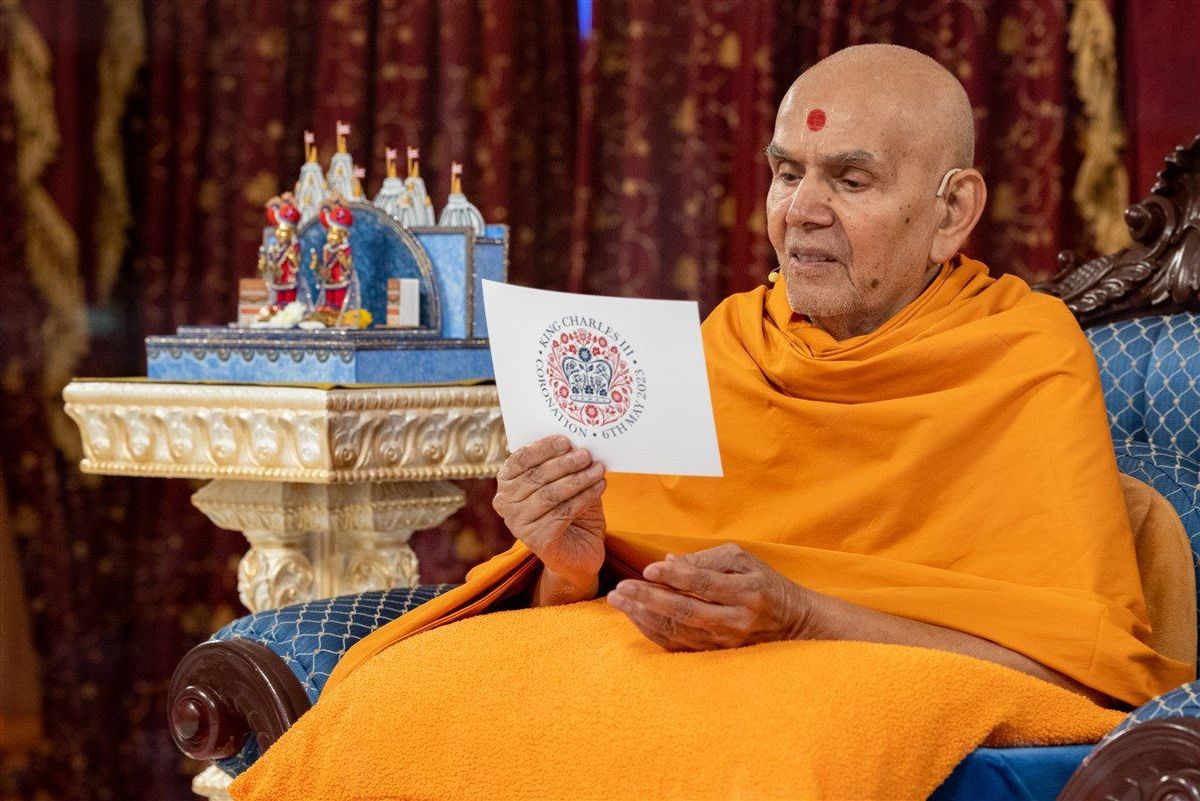 Mahant Swami Maharaj leads coronation tribute to King Charles III at BAPS Shri Swaminarayan Mandir