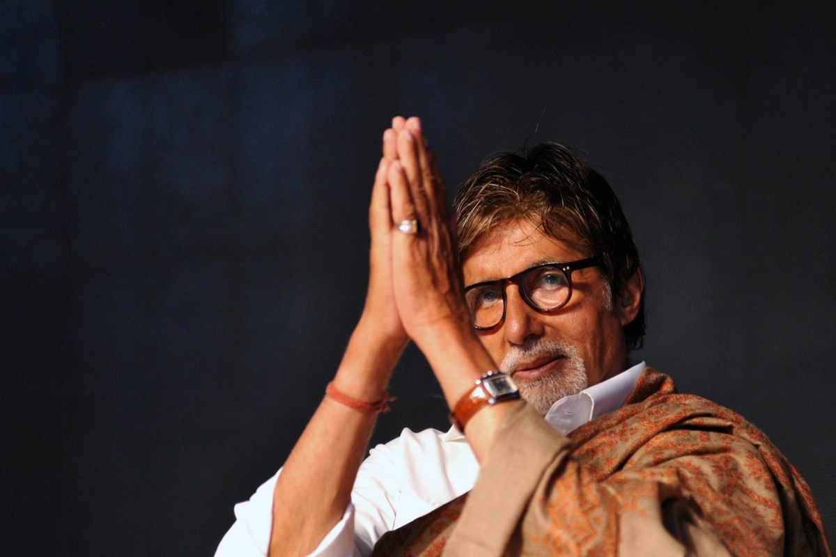 Big B shares reason behind greeting fans at Jalsa barefoot
