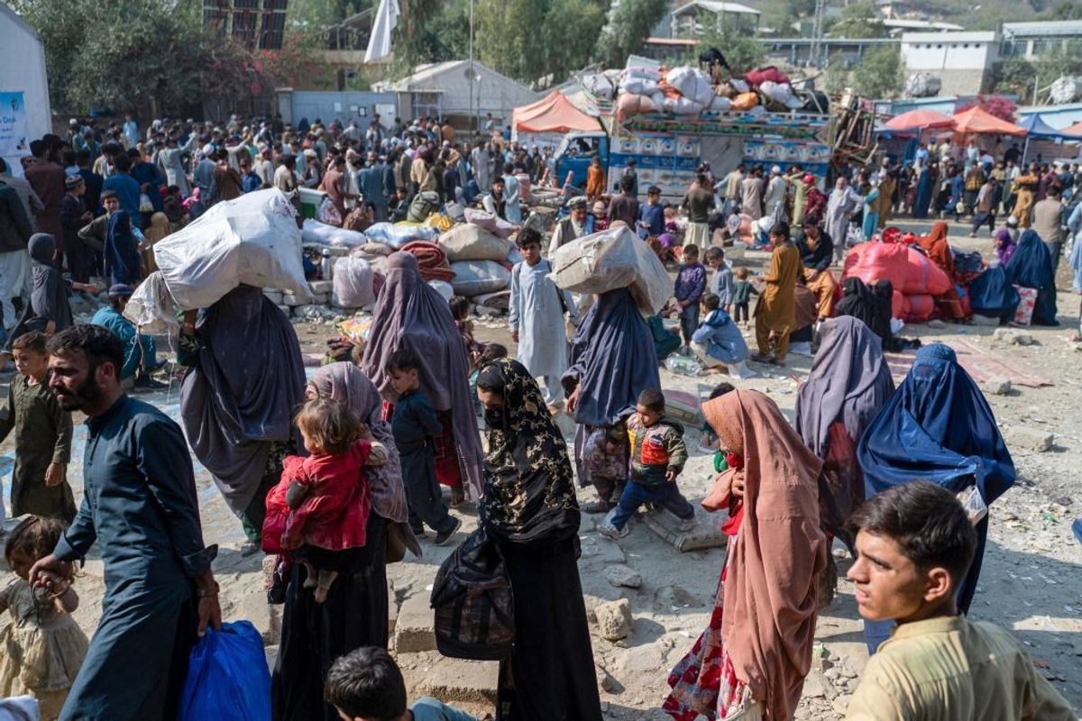 Thousands of Afghans flee Pakistan as deadline looms