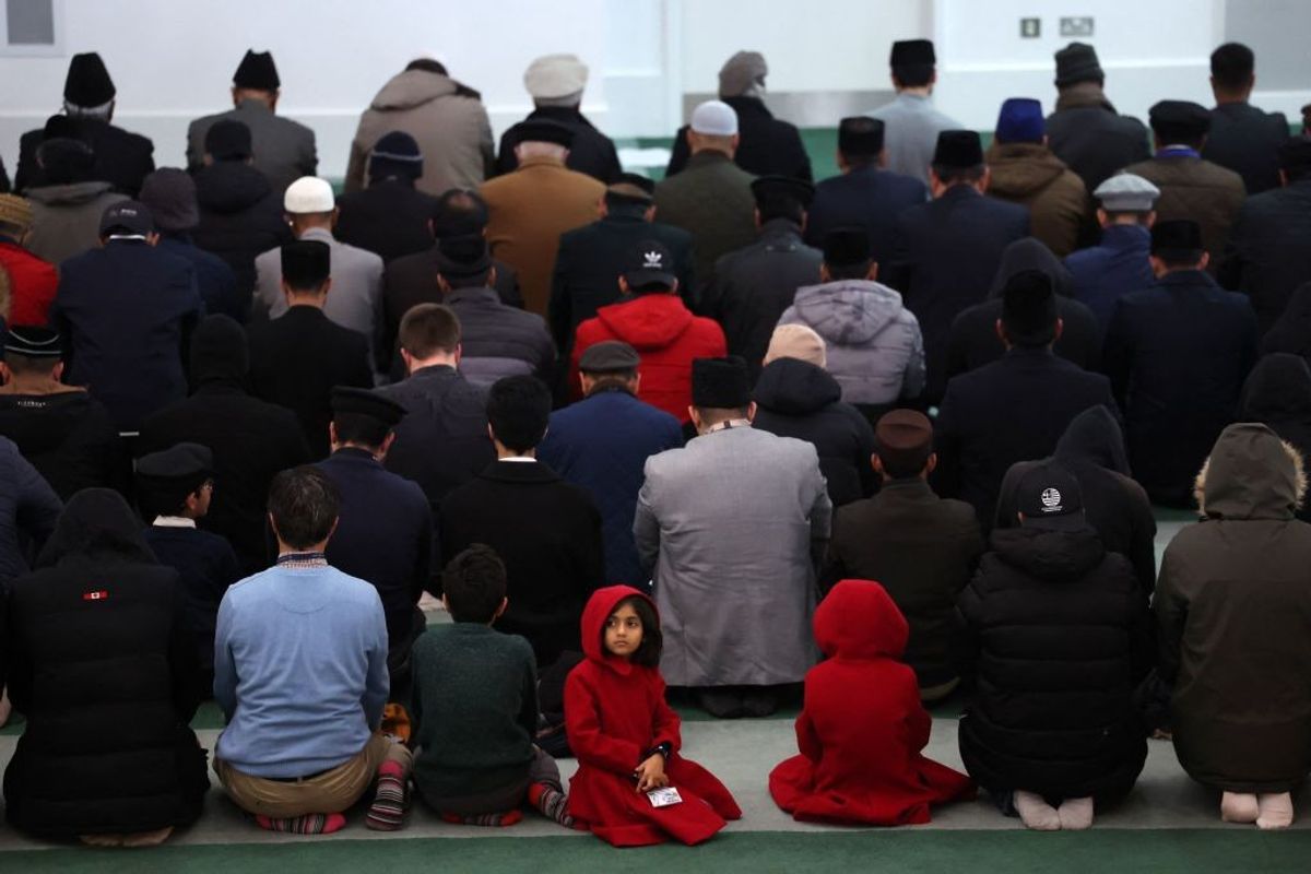 Religious Britons ‘significantly happier’ than atheists: study