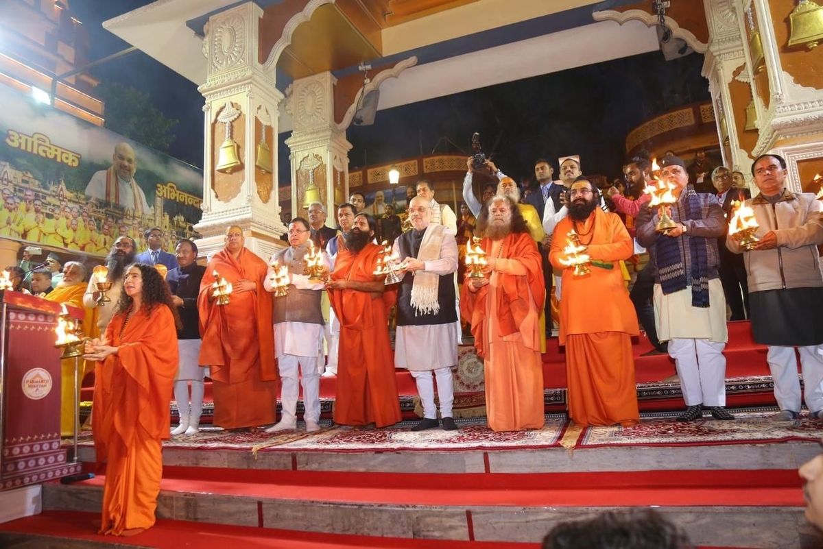 India home minister takes part in Parmarth Niketan Ganga Aarti
