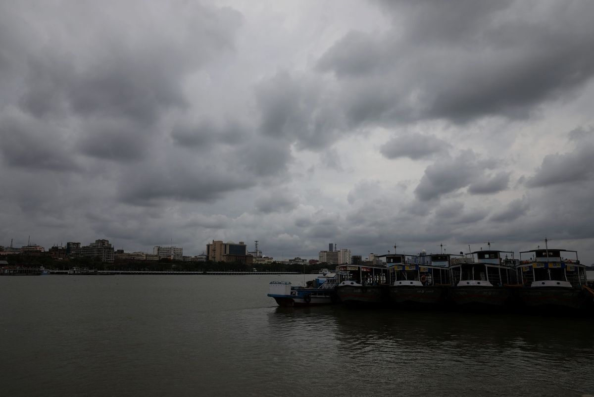 Mass evacuations for major cyclone in South Asia