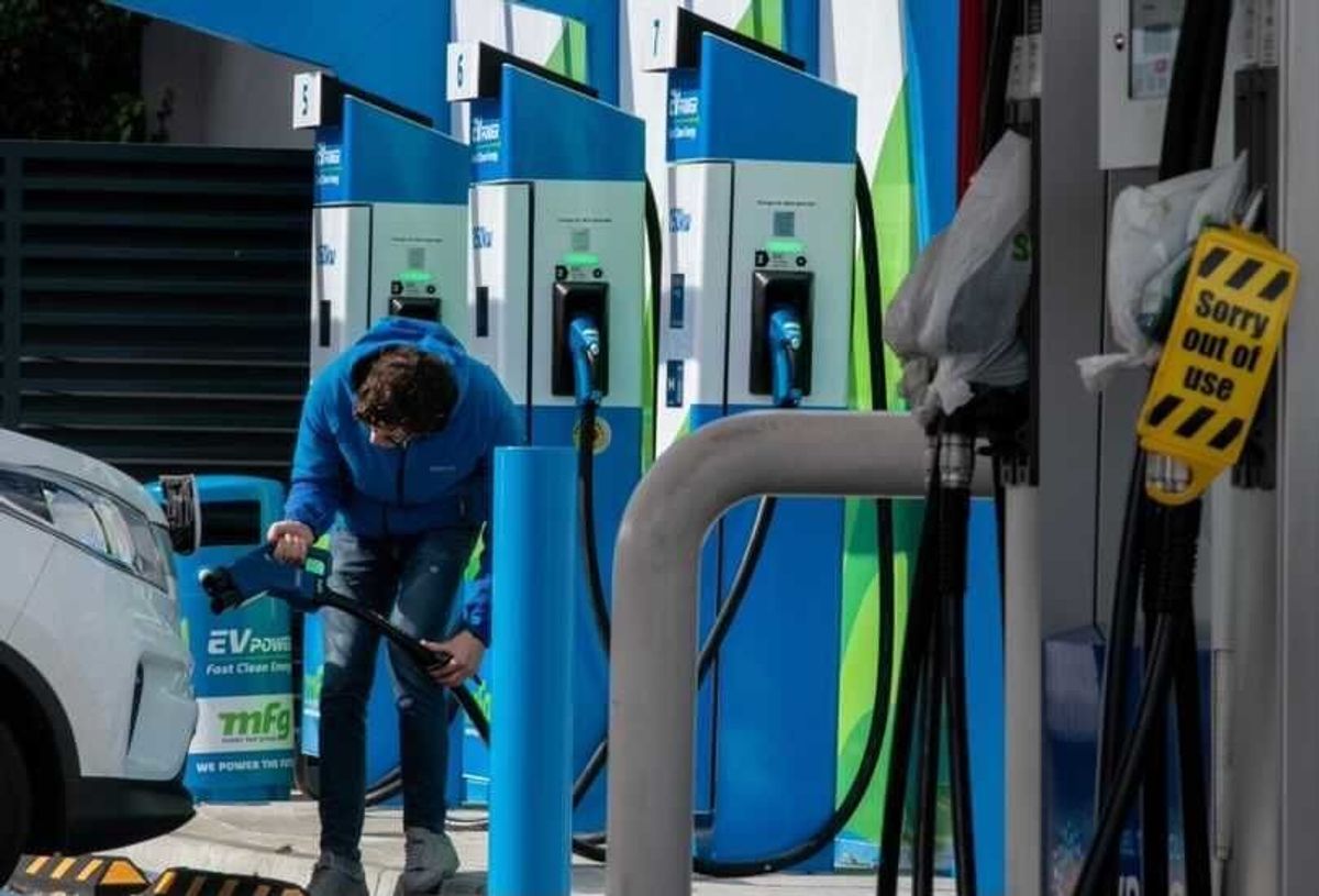 UK scraps subsidies for electric plug-in cars