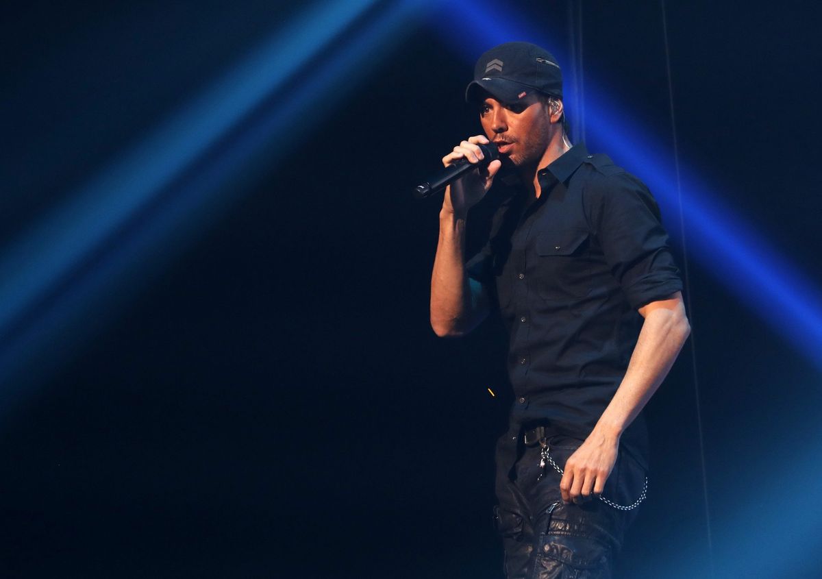 VIRAL VIDEO: Singer Enrique Iglesias locks lips with fan on stage
