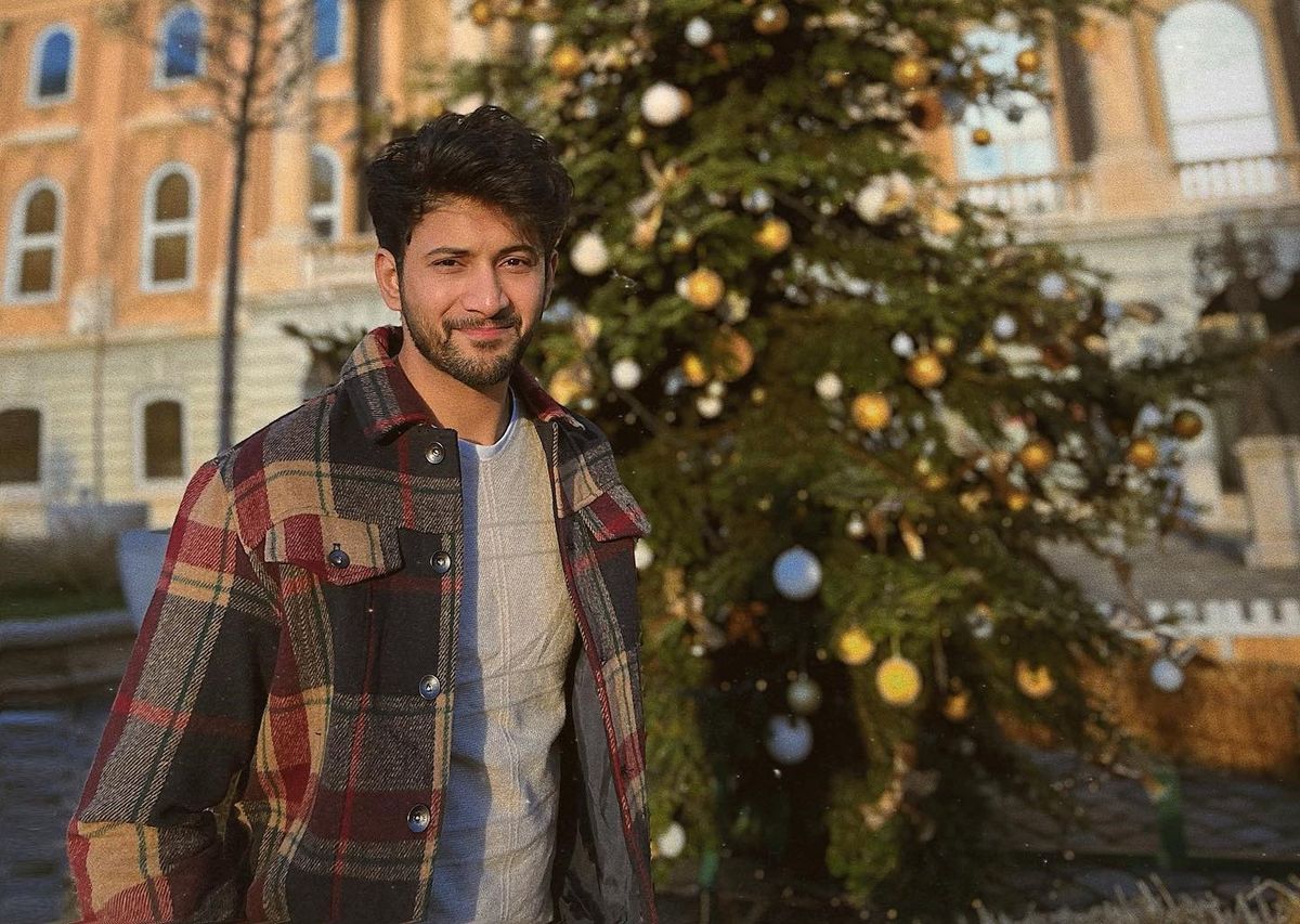 5 vacation looks of Rohit Saraf that are raising the temperature