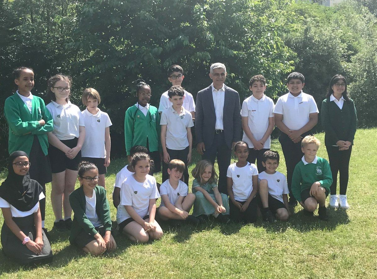 Sadiq Khan mulls fewer Heathrow flights due to pollution concerns