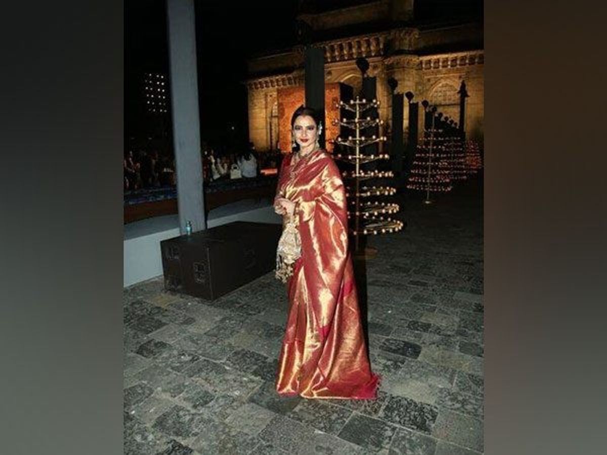Rekha oozes elegance in her traditional look at Dior’s fashion show in Mumbai