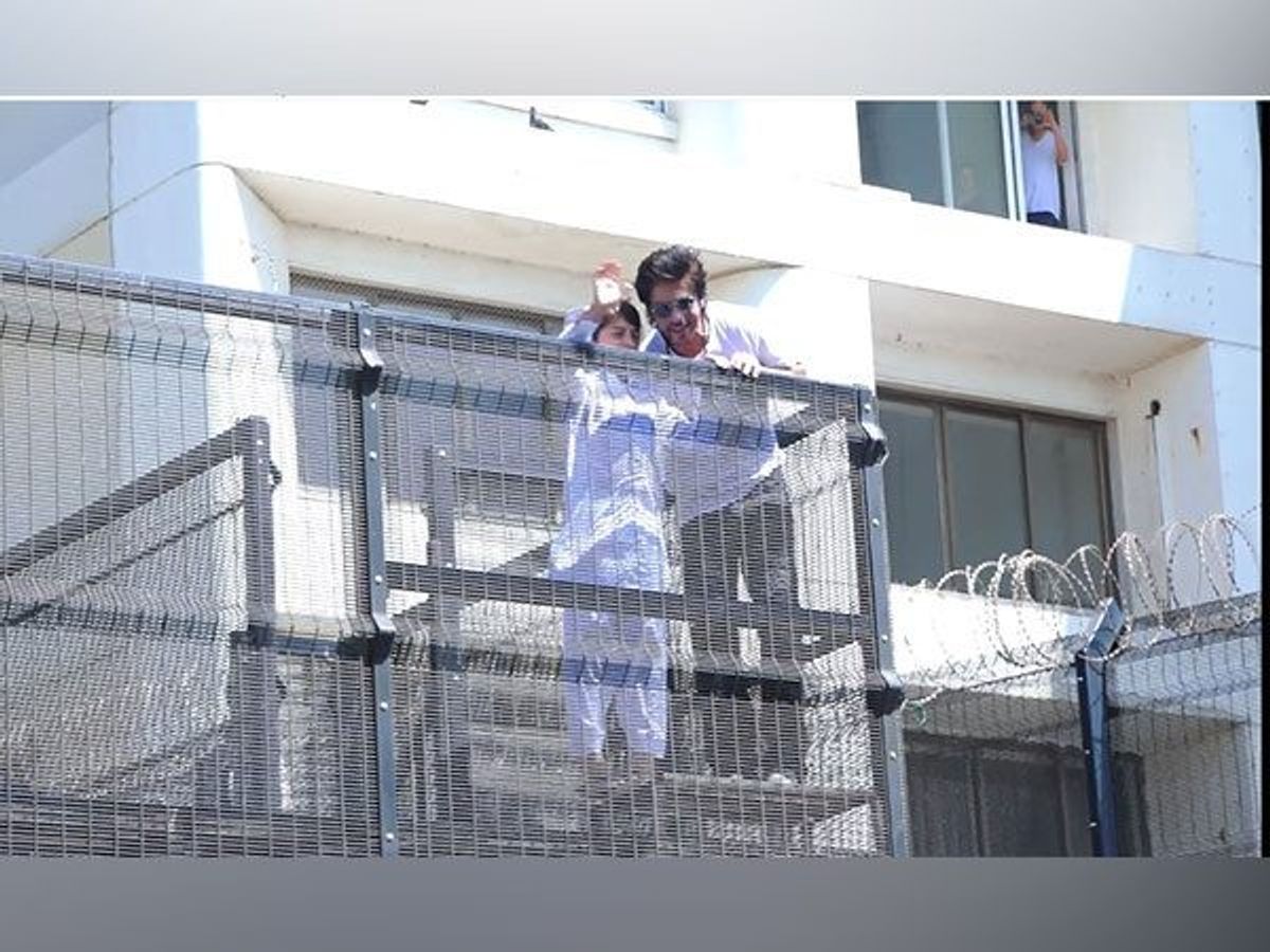 Shah Rukh Khan greets fans outside Mannat on Eid, little Abram joins him