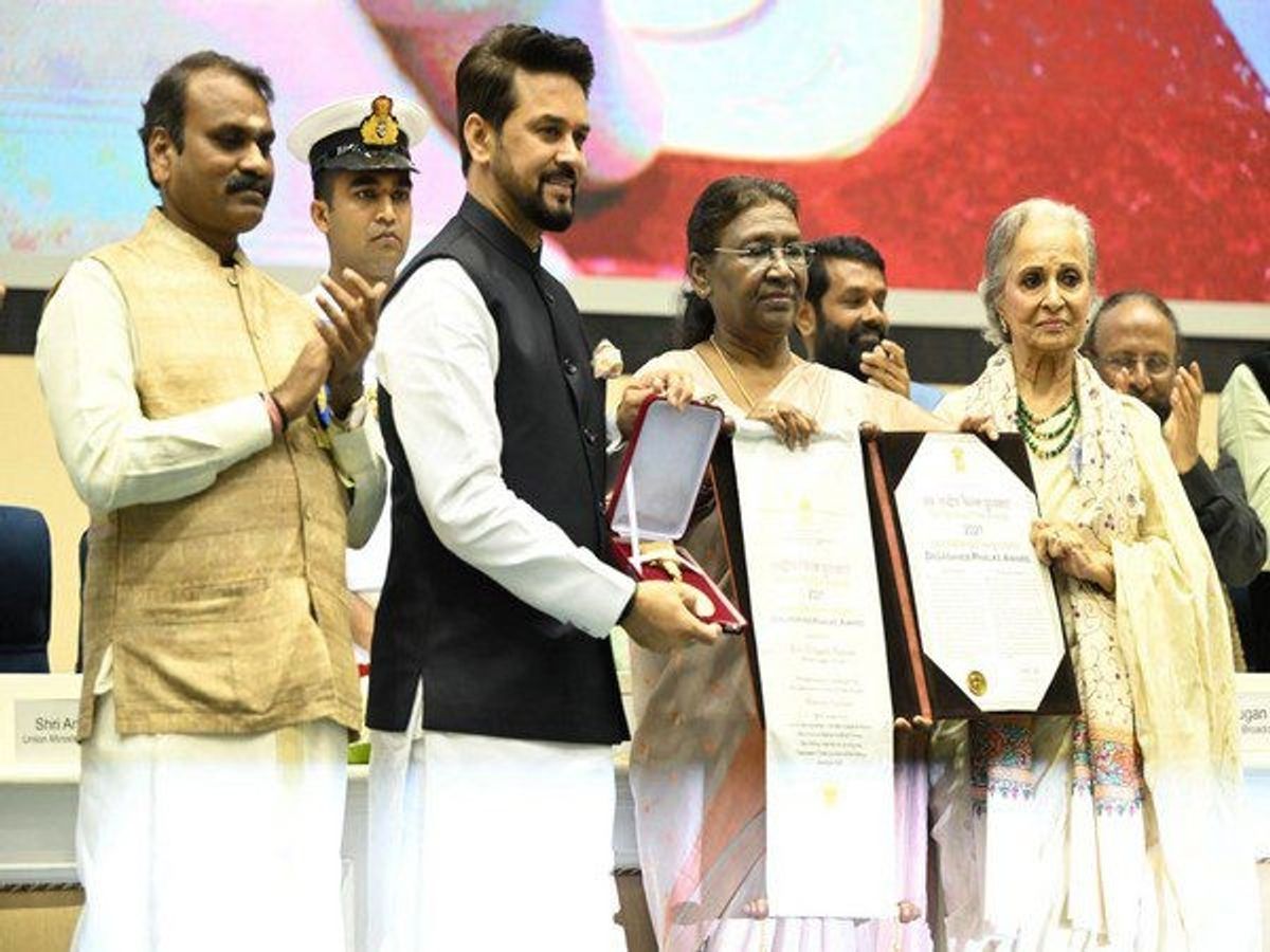 Waheeda Rehman receives Dadasaheb Phalke Award